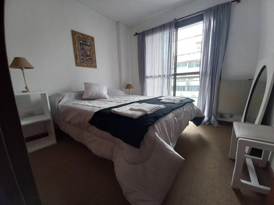 Departamento Centrico, A Metros De La Universidad, 3 Personas, Garaje Auto Chico *