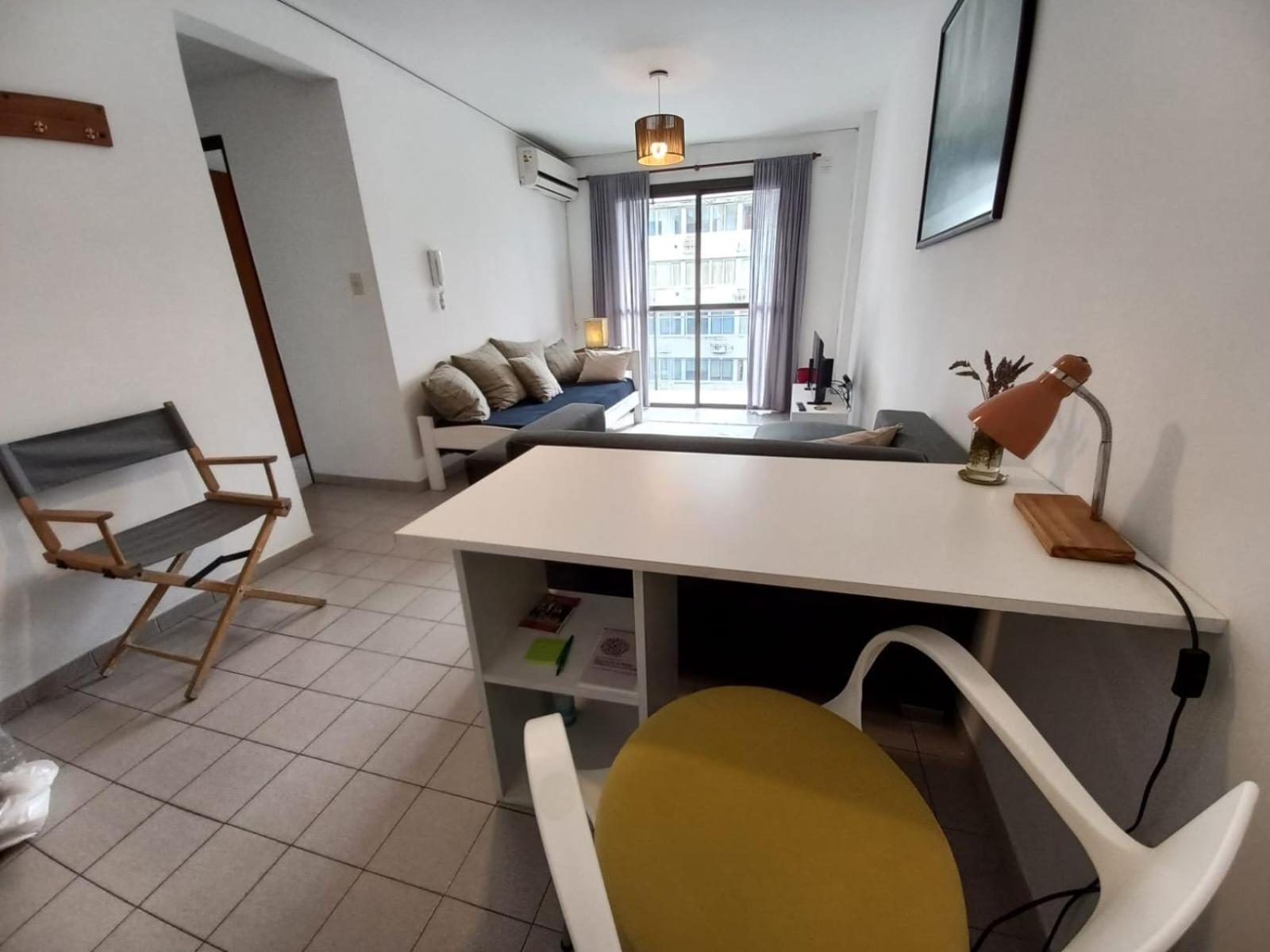 Departamento Centrico, A Metros De La Universidad, 3 Personas, Garaje Auto Chico * La Plata